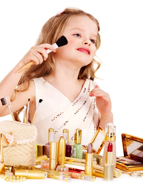 Kinderkosmetik. kleines Mädchen schminkt sich. — Stockfoto