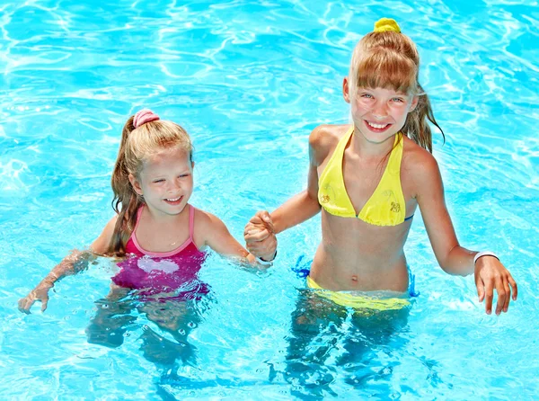 Crianças na piscina . — Fotografia de Stock