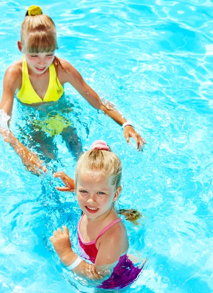 Děti v bazénu. — Stock fotografie
