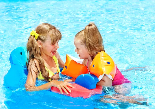 Діти в басейні . — стокове фото