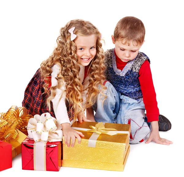 Niños con caja de regalo de Navidad . —  Fotos de Stock