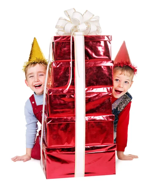 Niño con caja de regalo de cumpleaños . — Foto de Stock