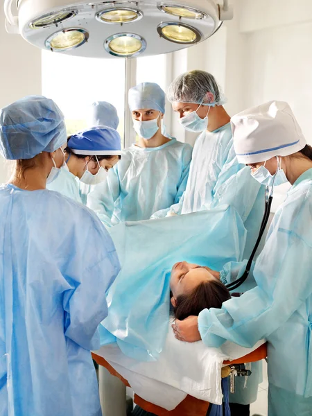 Patient sur brancard dans la salle d'opération . — Photo