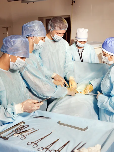 Skupina chirurg při pohledu na pacienta. — Stock fotografie
