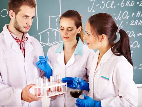 Skupina student chemie s baňky. — Stock fotografie