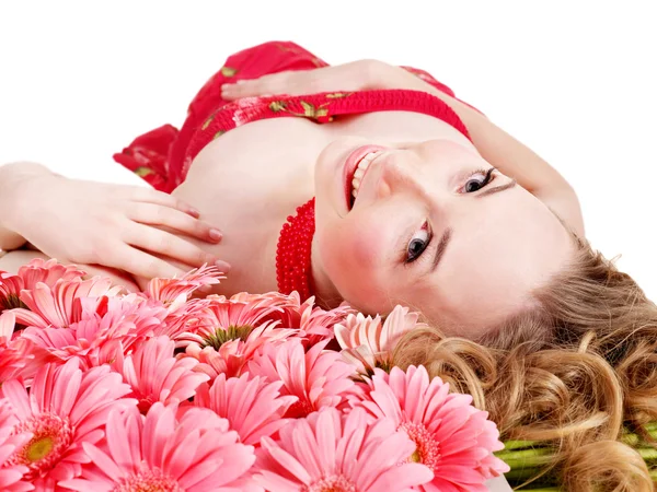 Junge Frau liegt auf Blumen. — Stockfoto