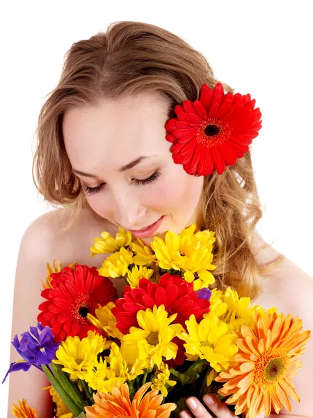 Jeune femme tenant des fleurs. — Photo