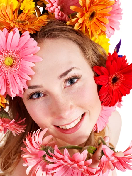 Ung kvinna med med blommor på hennes hår. — Stockfoto