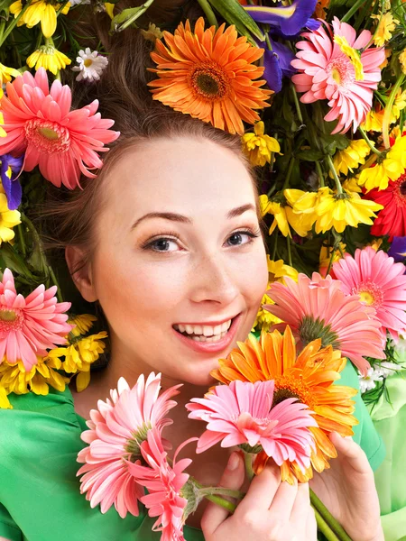 Νεαρή γυναίκα με λουλούδια. — Φωτογραφία Αρχείου