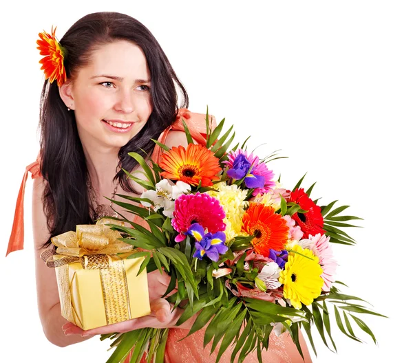 Bahar çiçek ve hediye kutusu ile kız. — Stok fotoğraf
