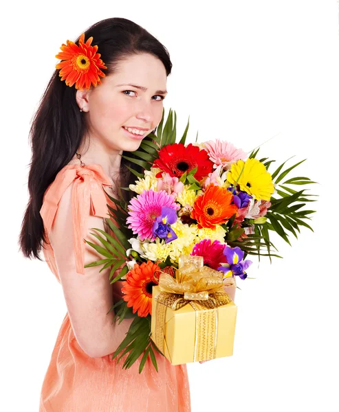 Dziewczyna z wiosna kwiaty i prezent pudełko. — Zdjęcie stockowe