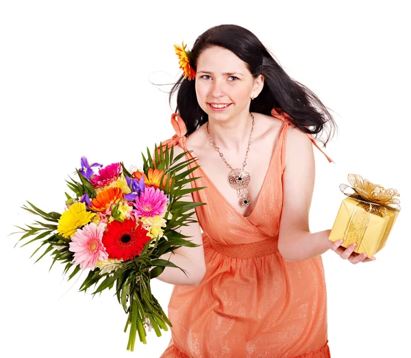 Дівчина з весняною квіткою та подарунковою коробкою . — стокове фото
