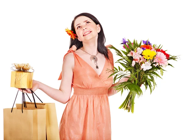 Mädchen mit Frühlingsblume, Einkaufstasche und Geschenkbox. — Stockfoto
