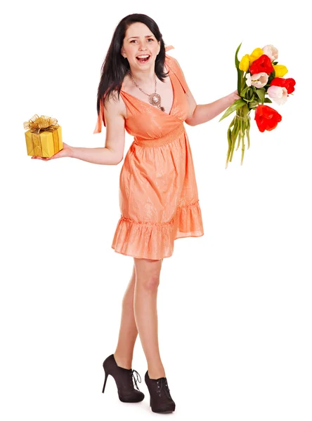 Dívka s jarní květiny a dárkové krabice. — Stock fotografie