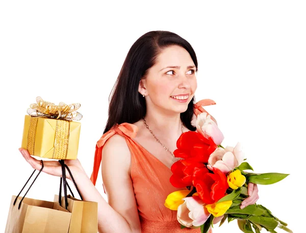 Menina com flor de primavera, saco de compras e caixa de presente . — Fotografia de Stock
