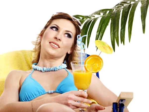 Mädchen im Bikini trinken Saft durch einen Strohhalm. — Stockfoto