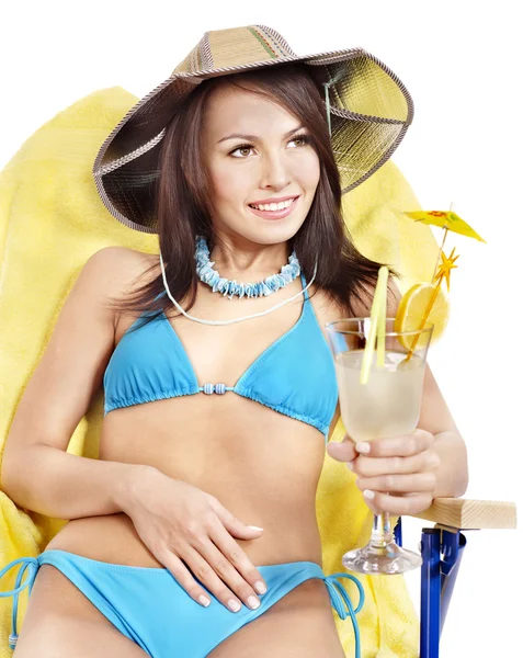Mädchen im Bikini trinkt Alkohol-Cocktail. — Stockfoto