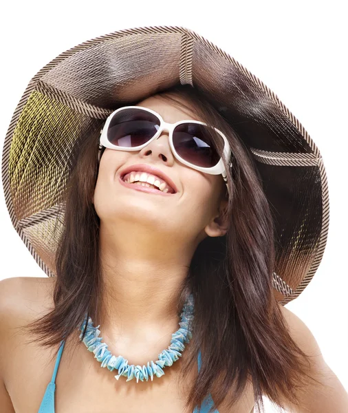 Dziewczyna w bikini i okulary przeciwsłoneczne na plaży. — Zdjęcie stockowe