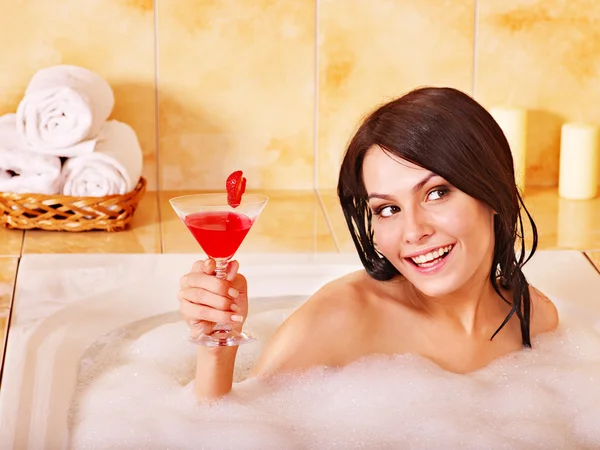 Mulher Relaxante em Bath. — Fotografia de Stock