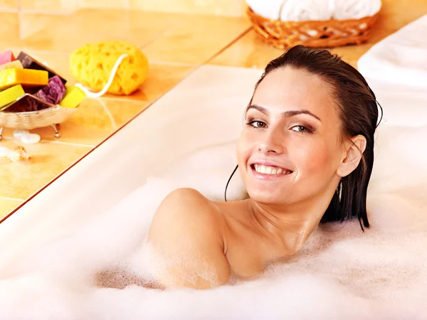 Женщина отдыхает в ванне с пузырями . — стоковое фото