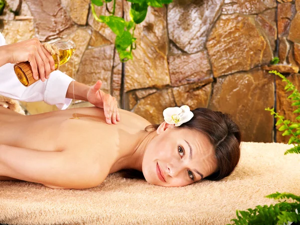 Kvinna att få massage i spa. — Stockfoto
