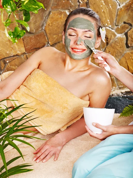 Mädchen mit Ton Körpermaske Anwendung von Kosmetikerin. — Stockfoto