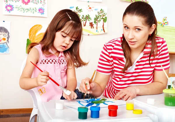 Peinture d'enfant avec mère en maternelle . — Photo