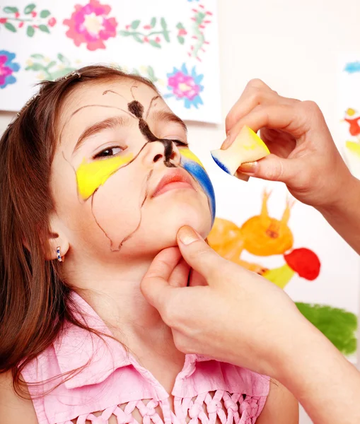 Dziecko z malowanie twarzy. — Zdjęcie stockowe