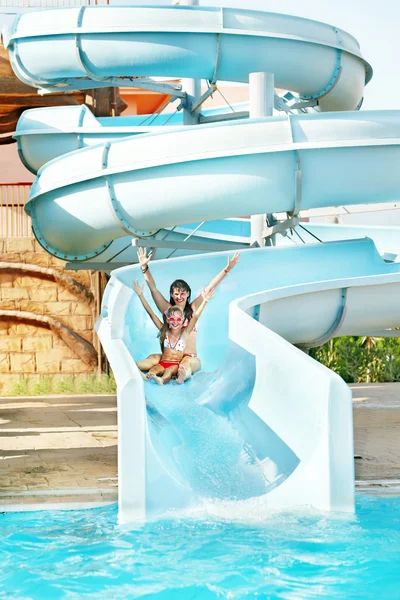 Kind mit Mutter auf Wasserrutsche im Aquapark. — Stockfoto