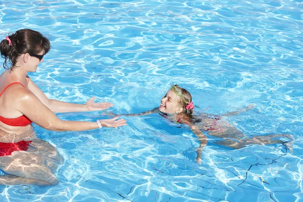 Istruttore di nuoto imparare a nuotare bambino . — Foto Stock