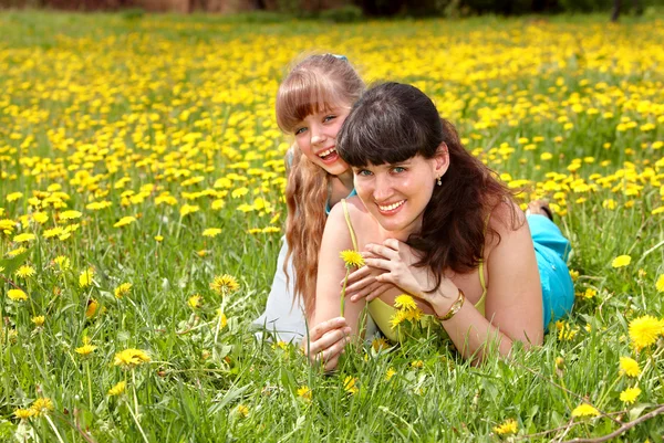 Szczęśliwa matka i córka w parku. — Zdjęcie stockowe