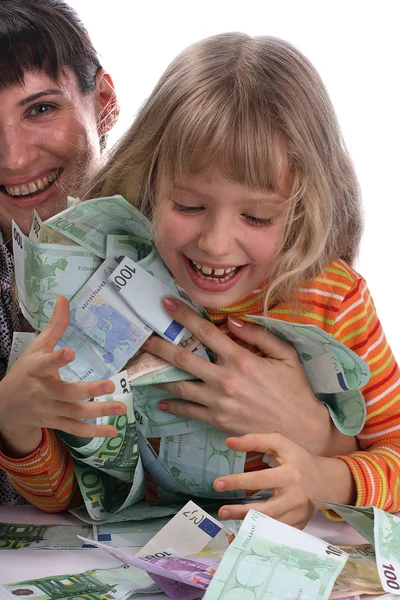 Eine glückliche Mutter mit Kind hält ein Geld. — Stockfoto