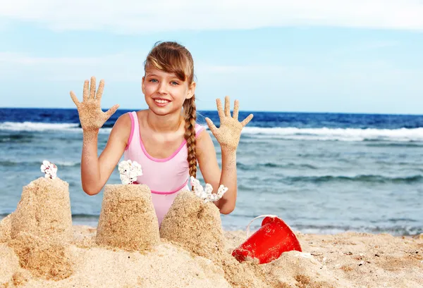 Barnlek på stranden. — Stockfoto