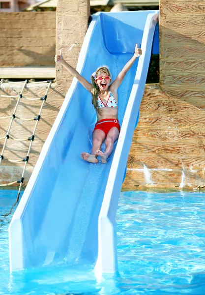 Bambino sullo scivolo d'acqua all'aquapark . — Foto Stock