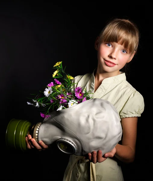Niño sosteniendo flores y máscara de gas  . —  Fotos de Stock