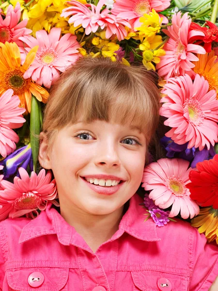 Kind liggend op de bloemen. — Stockfoto