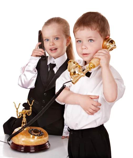Barn i kostym med telefon. — Stockfoto
