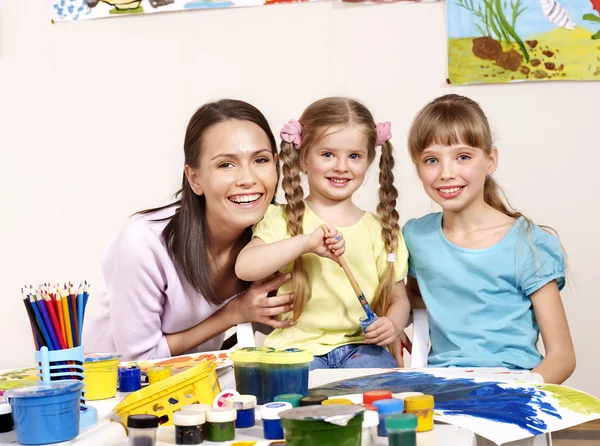 Barn målning i förskolan. — Stockfoto