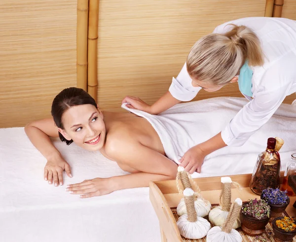 Jeune femme sur table de massage dans un spa de beauté. Série . — Photo