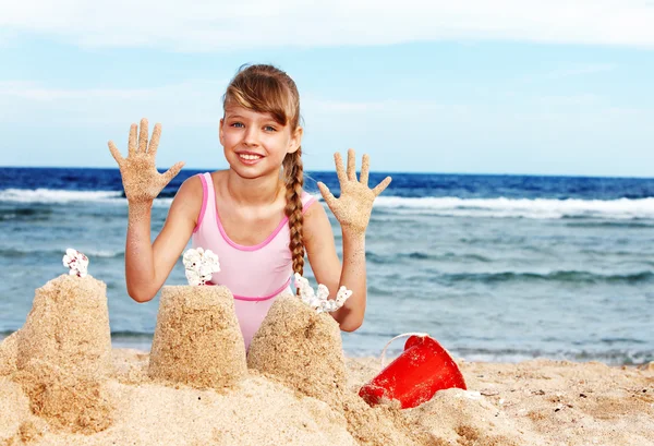 เด็กเล่นบนชายหาด . — ภาพถ่ายสต็อก