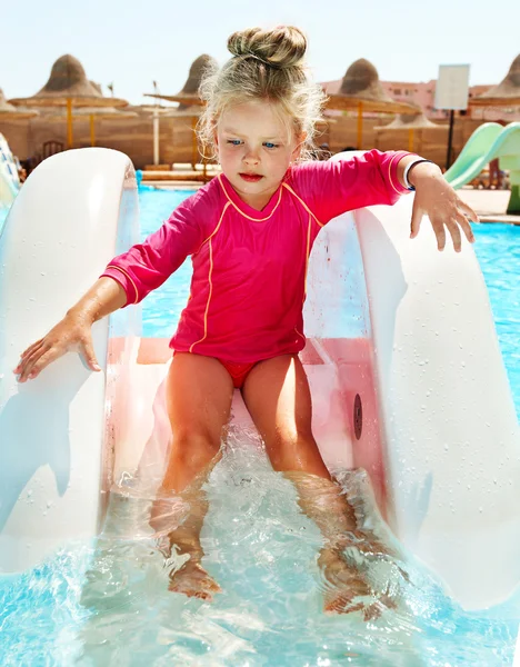 Aquapark에서 워터 슬라이드에 아이. — 스톡 사진