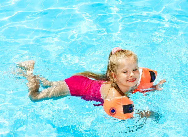 Dítě s náramky v bazénu — Stock fotografie
