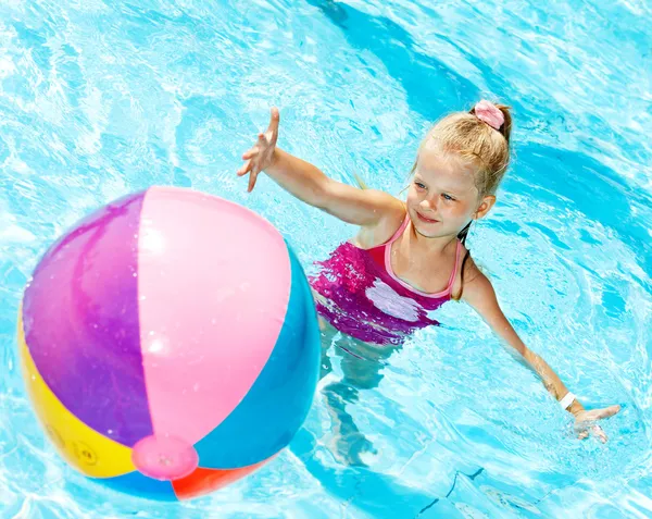 Child swimming in pool. — Stock Photo, Image