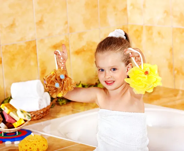 Миття дитини в бульбашковій ванні  . — стокове фото