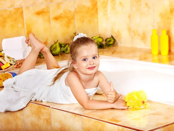 Kid wassen in het bad. — Stockfoto