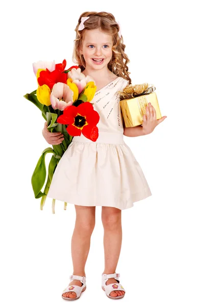 Kind met lente bloem en gift box. — Stockfoto
