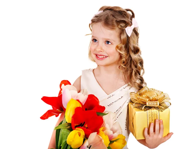 Ребёнок с весенним цветом и подарочной коробкой . — стоковое фото