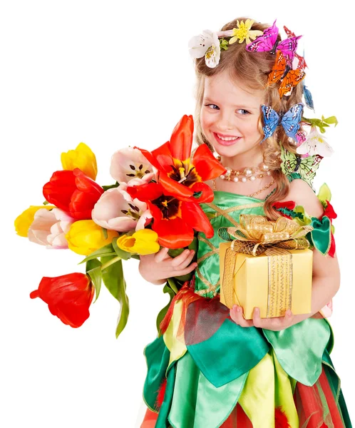 Dítě s jarní květiny a dárkové krabice. — Stock fotografie