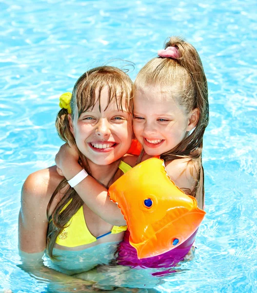 Niños en piscina . — Foto de Stock