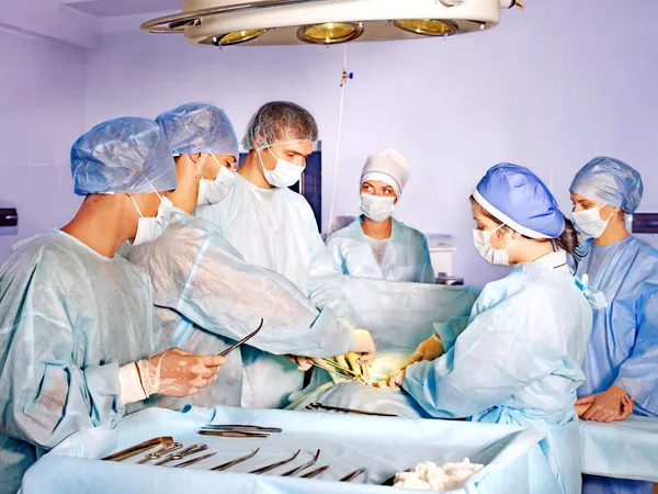 Kobieta na gurney w sali operacyjnej. — Zdjęcie stockowe